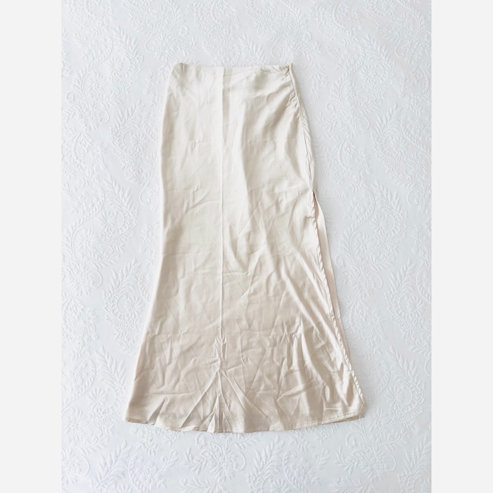 NWOT Lulus Chic Wishes Champagne Satin Midi Skirt XSmall - Picture 2 of 8